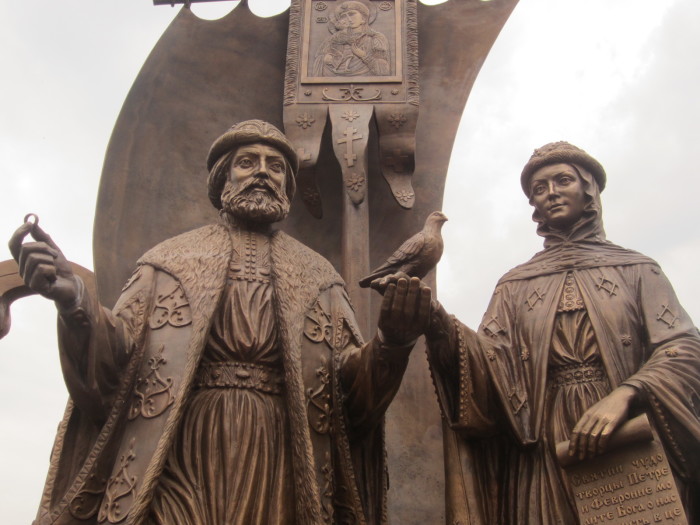 Памятник Перту и Февронии муромским в Екатеринбурге